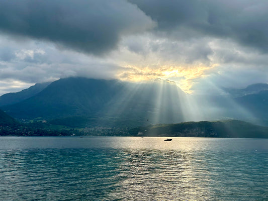 Roadtrip en van aménagé au bord des rives du lac d'Annecy